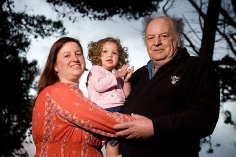 Джон Дивс и его дочь Дженни с ребенком