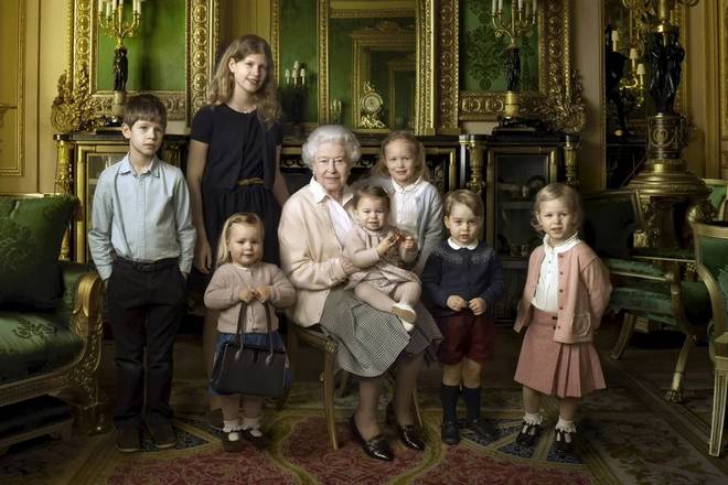 королева Елизавета с детьми
