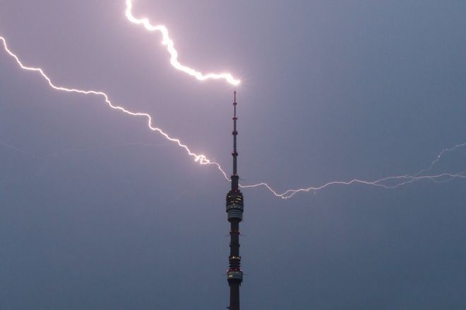 молния поражает Останкинскую телебашню в среднем 40-50 раз в год