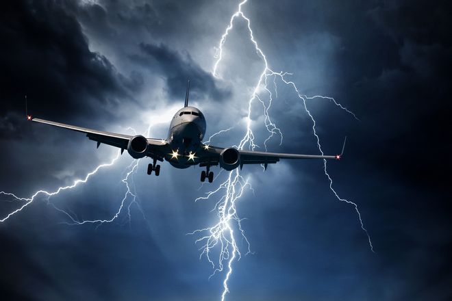 Самолеты все время поражаются молниями