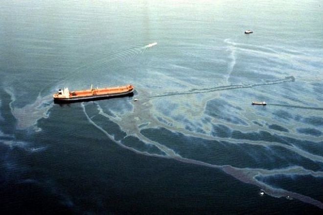 Разлив нефти Exxon Valdez - 2,5 миллиарда долларов