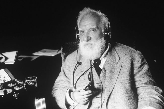 Среди многих изобретателей, разработавших мультиплексные телеграфы, были Александр Грэм Белл