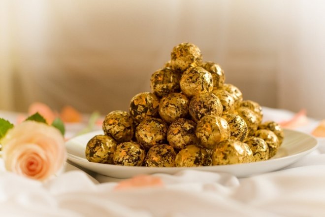 Прелесть съедобного золота в том, что его можно использовать практически с любым блюдом или напитком