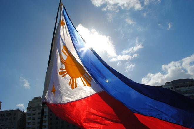флаг Филиппин - единственный флаг, который сигнализирует о мире или войне