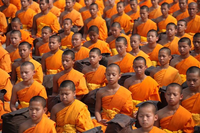 Монашеские обеты буддизма всегда включает в себя головку бритья. Бритье головы - знак религиозной преданности и смирения