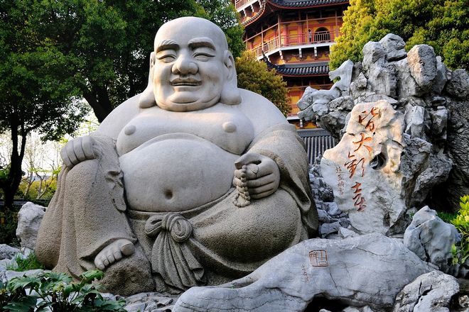 Известно, что Толстый Будда - Будай, он не настоящий Гаутама Будда. Он известен как Будай, дзен-монах из Китая примерно в 10 веке. Будай был смелым человеком с большим животом, широкой улыбкой