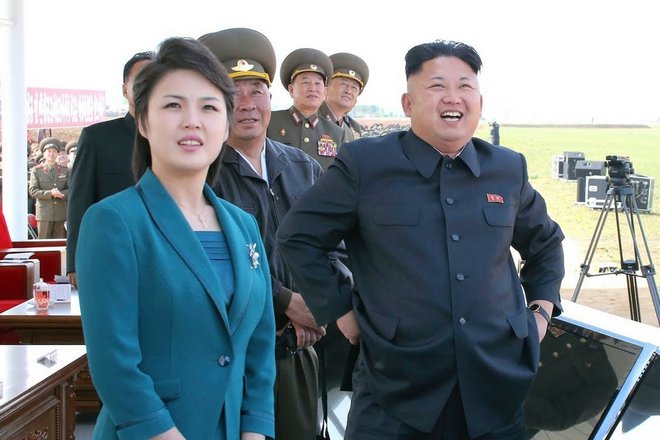 После сердечного приступа в 2008 году Ким Чен Ир, воинственный диктатор и отец Ким Чен Ына, приказал Ким жениться на ней.