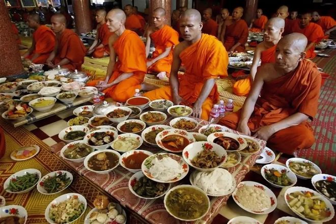 Большинство буддийских монахов воздерживаются от употребления чеснока, китайского лука, асафетиды и горного лука-порея