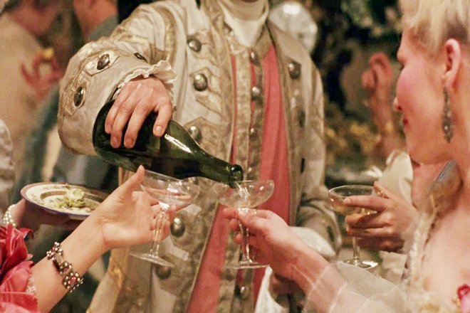Наверное, чтобы оживить торжество, Мария-Антуанетта придумала взрывать шампанское в канун Нового года