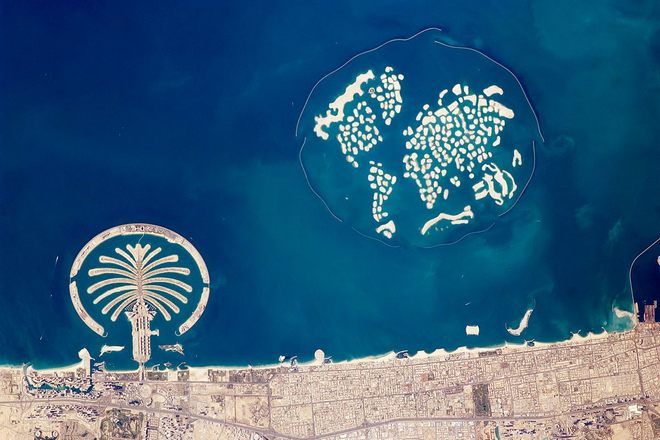 Дубай славится своими роскошными Пальмовыми островами (Palm Islands). Легко узнаваемым искусственным архипелагом у побережья города. Основываясь на успехе Palm, правитель Дубая шейх Мактум задумал в 2003 году еще более смелый проект архипелага.