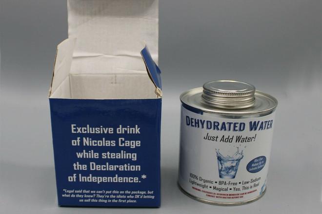Ряд других компаний также создали свои собственные бренды обезвоженной воды. Обезвоженная вода Dr. Health выпускается в привлекательной синей банке и не содержит калорий, жира и прочих ингредиентов. Он продается под слоганом "Родниковая вода без влаги".