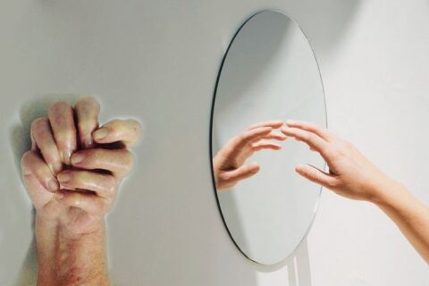 Синдром зеркальной руки столь же захватывающий, сколь и странный