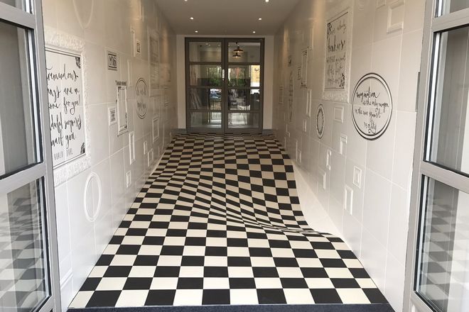 Компания в Манчестере, Англия, хотела, чтобы люди не бегали по коридору к их выставочному залу. Поэтому они установили эту сумасшедшую оптическую иллюзию, используя 400 плиток.