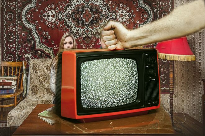 Почему вы можете починить старый телевизор, ударив его?