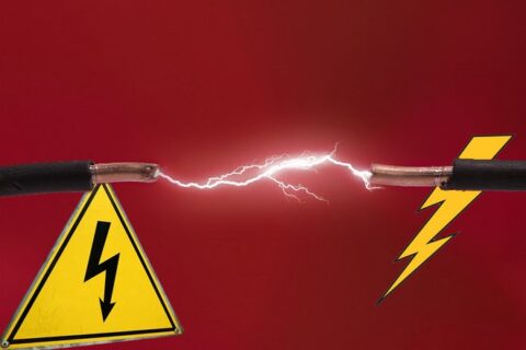 Почему переменный ток более опасен, чем постоянный? Какой из них в молнии?