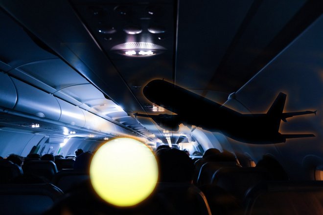 Почему в самолете приглушают свет при взлете и посадке?